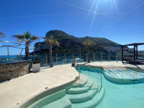 Rooftop pool Apt with spectacular views and central location